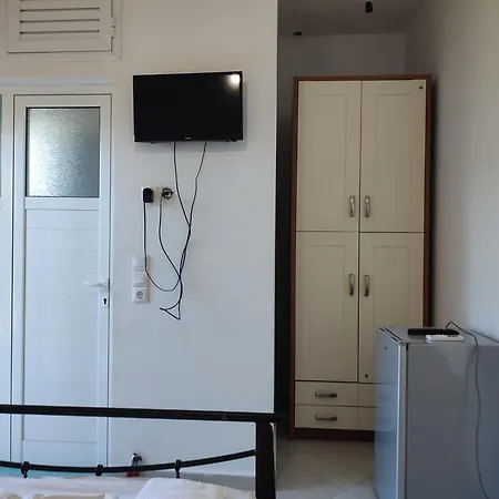 Petros Hotel *